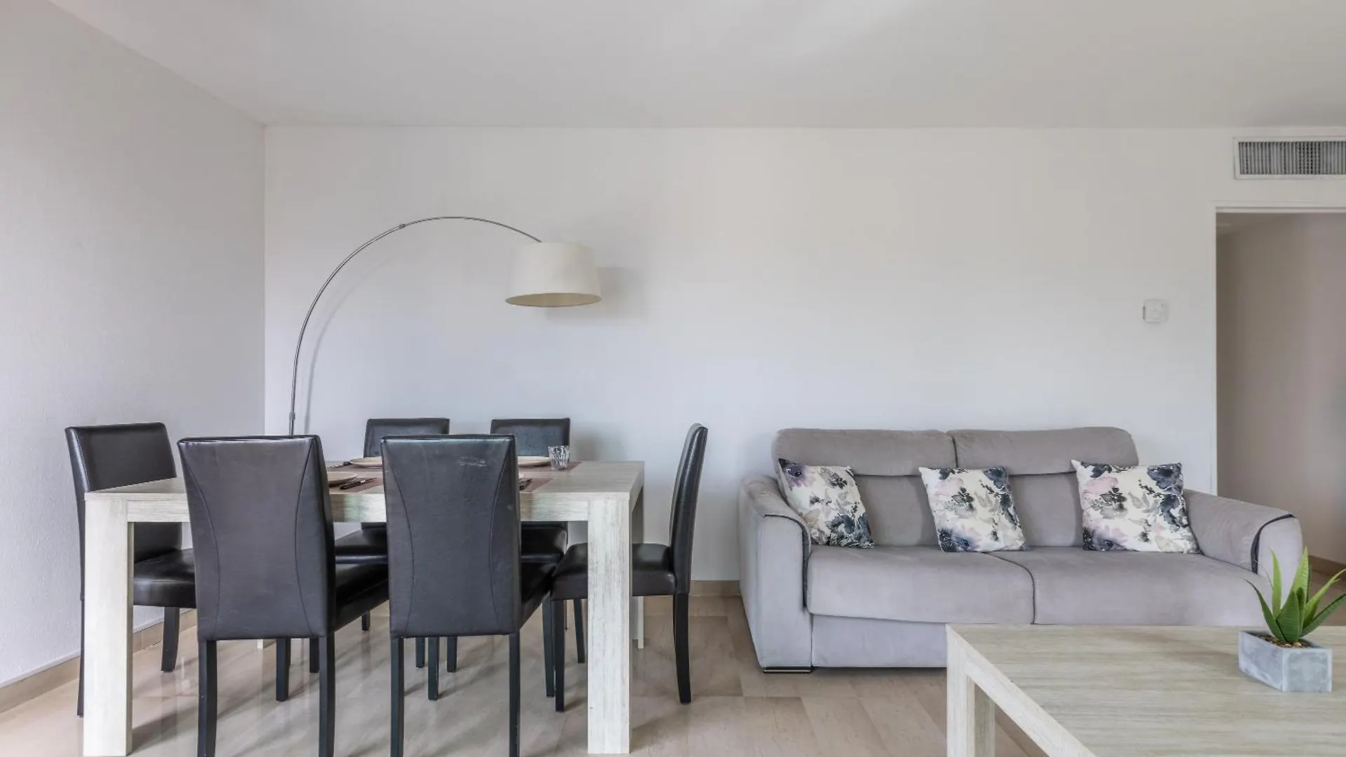 Lb Vacation Rentals I High Floor Sea View 2Br Apt With Balcony & Garage Cannes