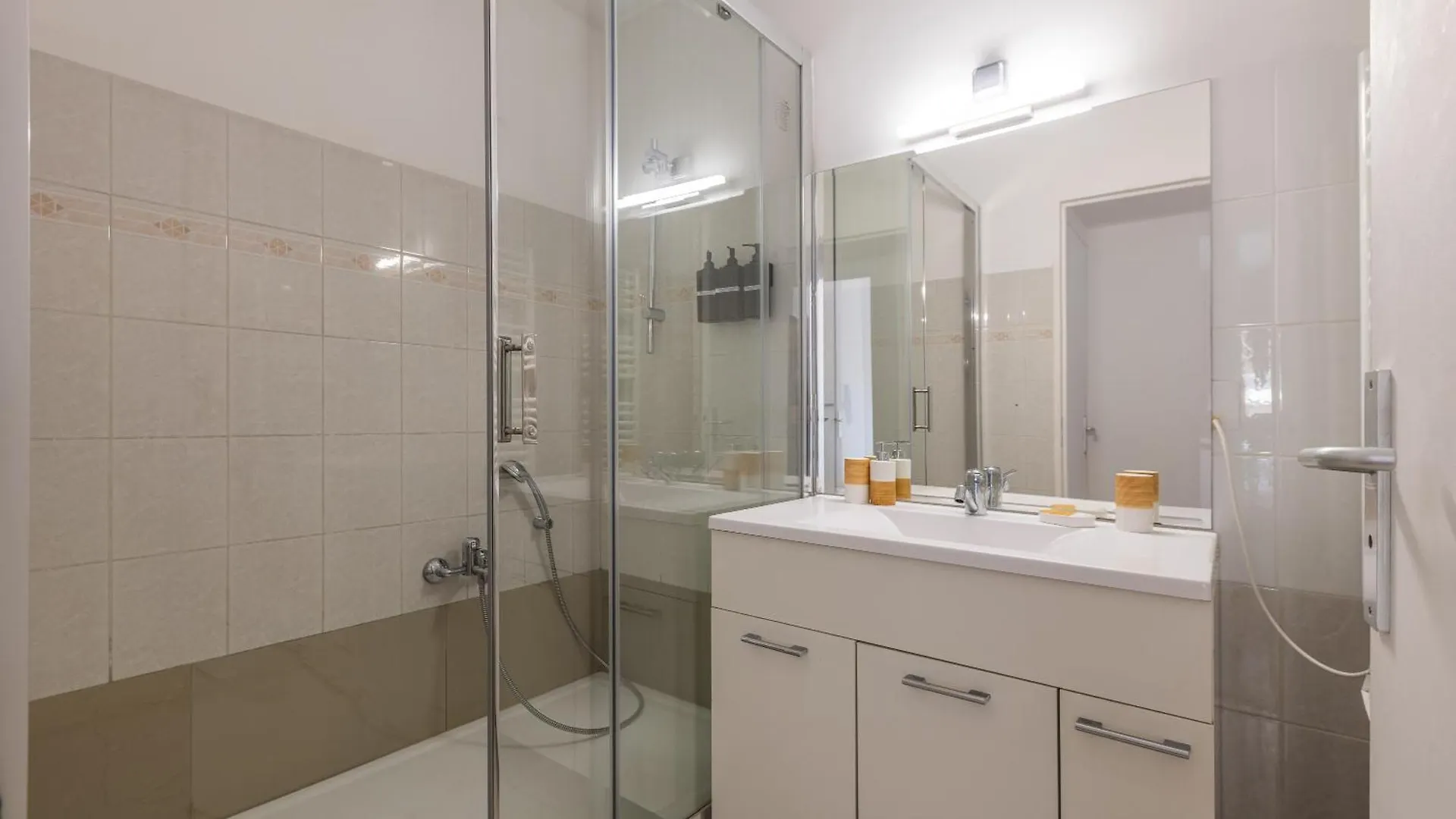 Vakantiehuis Lb Vacation Rentals I High Floor Sea View 2Br Apt With Balcony & Garage Cannes Frankrijk